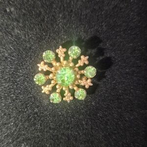 SE2 Elegant Light Green and Gold Brooch
